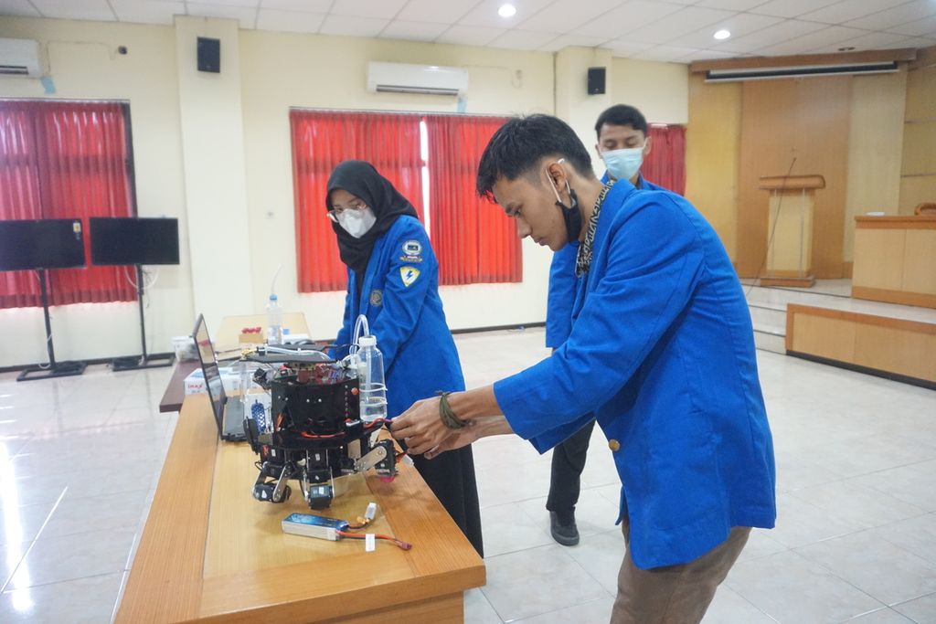 Mahasiswa-mahasiswi Teknik Elektro Universitas Muhammadiyah Purwokerto mencoba robot pemadam kebakaran di Purwokerto, Banyumas, Jawa Tengah, Senin (4/10/2021). Robot berpenggerak 6 kaki ini bisa memadamkan api dan menyelamatkan korban sesuai dengan program yang diberikan. Diharapkan robot ini bisa dikembangkan untuk mendukung upaya SAR.