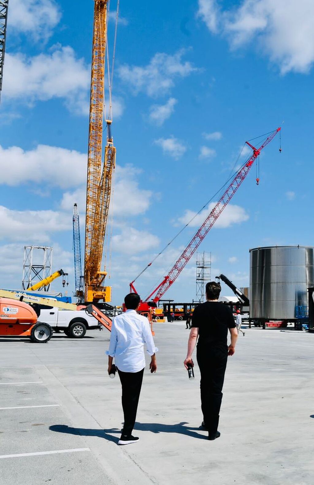 Presiden Joko Widodo bersama pendiri SpaceX, Elon Musk, meninjau lokasi fasilitas produksi roket SpaceX di Boca Chica, Amerika Serikat, Sabtu (14/5/2022).
