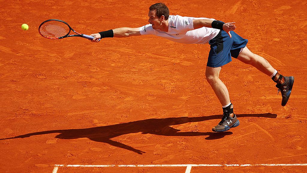 Andy Murray, petenis nomor satu dunia dari Inggris Raya, berusaha menjangkau bola pukulan Gilles Mueller dari Luksemburg, di putaran kedua Tenis ATP Masters Monte Carlo, Monako, Rabu (19/4). Murray menang 7-5, 7-5 di pertandingan pertamanya setelah istirahat sebulan karena cedera siku.
