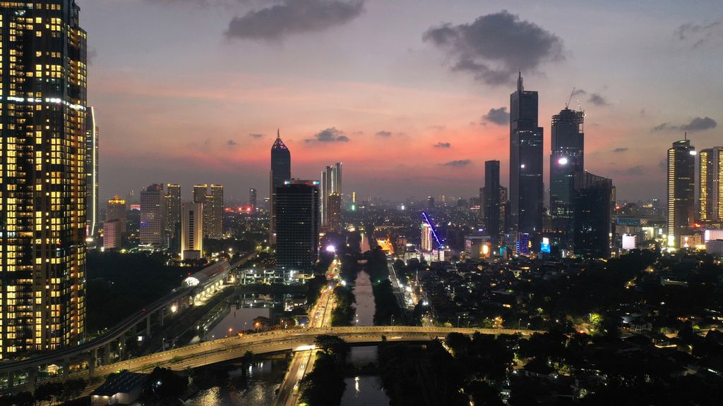Lampu penerangan menyala menjelang malam di gedung bertingkat di kawasan Kuningan, Jakarta Selatan, Minggu (31/7/2022). Dana Moneter Internasional (IMF) menilai perekonomian Indonesia dalam kondisi baik. 