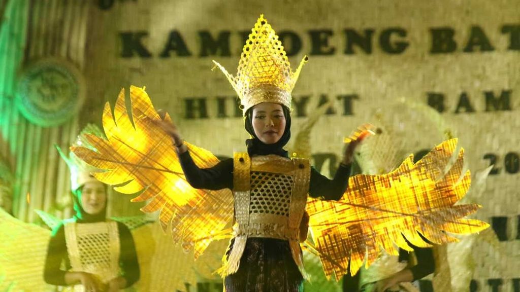 Pentas seni budaya dalam rangka Hikayat Bambu Papring 2023 di Kampung Papring, Kelurahan Kalipuro, Kecamatan Kalipuro, Kabupaten Banyuwangi, Jawa Timur, Sabtu (14/10/2023). Bambu menjadi bagian dari kostum yang dikenakan pengisi acara.