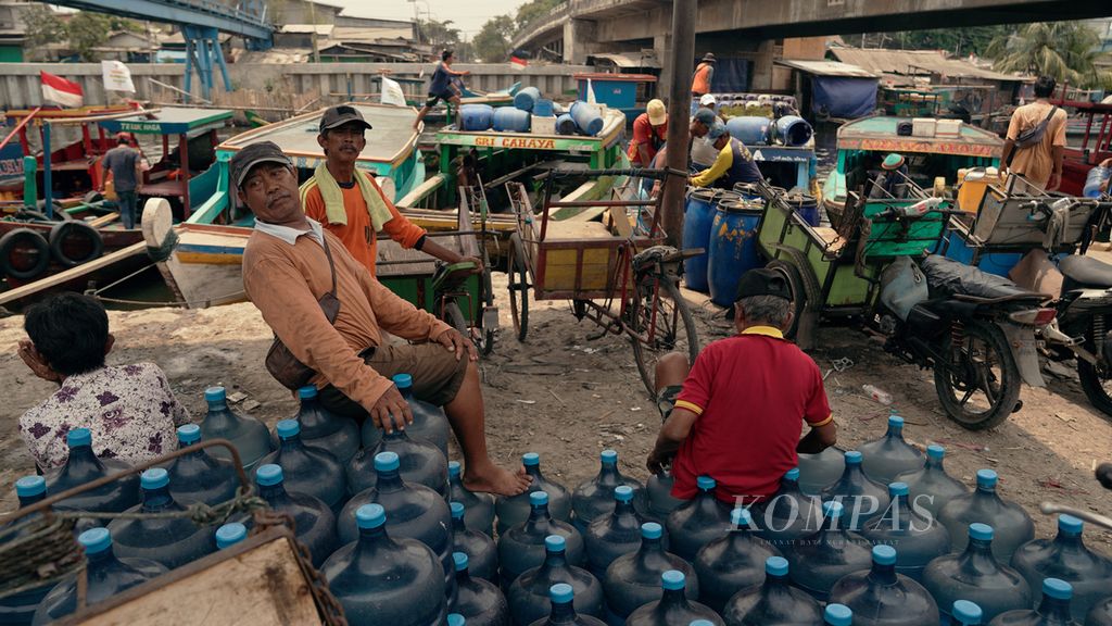 Tumpukan galon air kemasan berbahan polikarbonat isi ulang siap di bawa ke Muara Gembong di muara Kali Rawa Malang, Cilincing, Jakarta Utara, September 2022.  