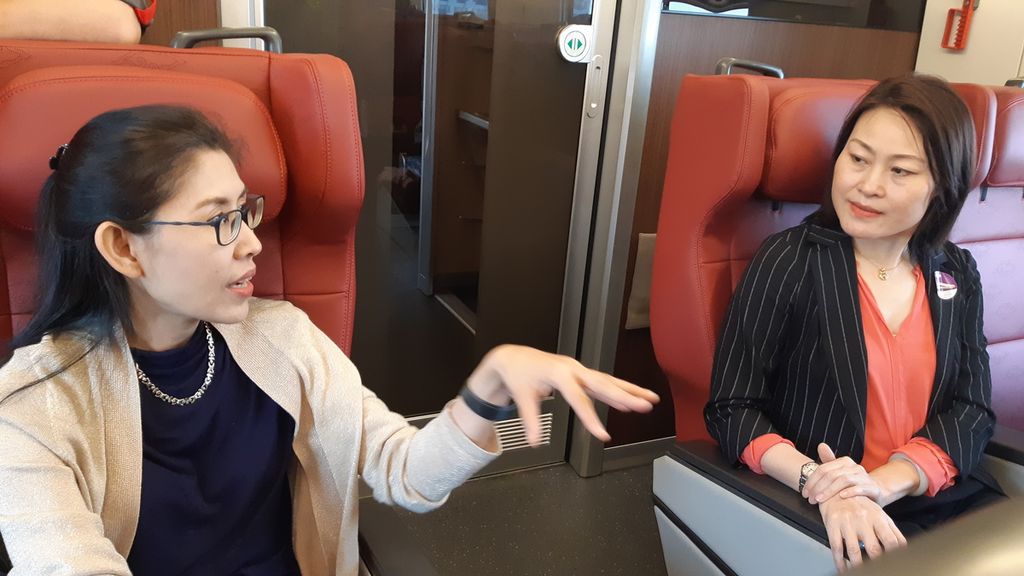 Duta Besar Misi Thailand untuk ASEAN Urawadee Sriphiromya (kiri) mengobrol dengan Duta Besar China untuk ASEAN Hou Yanqi di atas Whoosh atau Kereta Cepat Jakarta-Bandung ketika menuju ke Stasiun Tegalluar, Jawa Barat, Senin (25/9/2023).