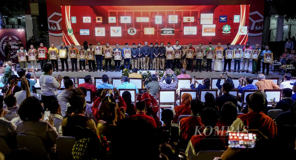 Para perwakilan pimpinan partai politik dan pimpinan KPU dalam acara Pengundian dan Penetapan Nomor Partai Politik Peserta Pemilihan Umu 2024 di halaman Kantor Komisi Pemilihan Umum (KPU), Jakarta, Rabu (14/12/2022). Dalam acara ini, 17 partai politik dan 6 partai politik lokal di Nanggroe Aceh Darusaalam mengikuti penetapan nomor urut dalam kepesertaan Pemilu 2024. Sebanyak 8 dari 9 partai politik parlemen tetap menggunakan nomor urut lama yang digunakannya pada Pemilu 2019. KOMPAS/RONY ARIYANTO NUGROHO 14-12-2022