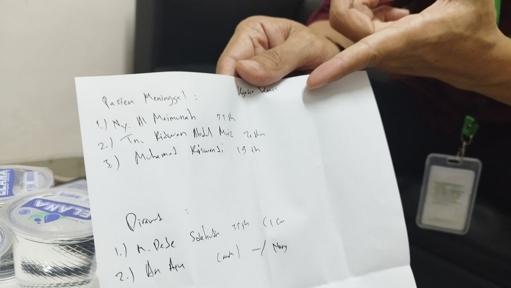 Penanggung Jawab Hukum dan Hubungan Masyarakat Rumah Sakit Umum Daerah Bantargebang Sandy Romadhoni Jaya menunjukkan data terkini pasien yang diduga keracunan dan ditangani oleh RSUD Bantargebang Kota Bekasi, Jawa Barat, Jumat (13/1/2023).