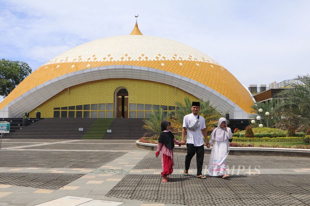 Jamaah beribadah di Masjid Agung Sultan Thaf Sinar Basarsyah, Kabupaten Deli Serdang, Sumatera Utara, Jumat (1/4/2022). Kemegahan arsitektur masjid dengan atap kubah berwarna emas dan putih itu menjadi ikon Deli Serdang.