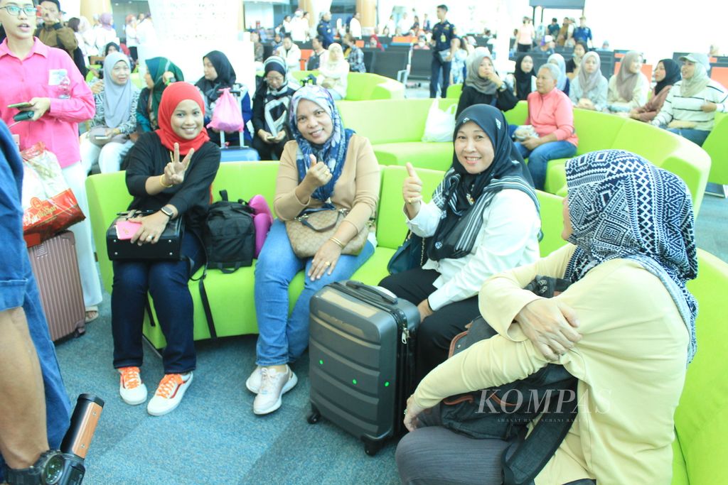 Calon penumpang di Bandara Internasional Jawa Barat Kertajati di Kabupaten Majalengka, Jawa Barat, Rabu (18/10/2023).