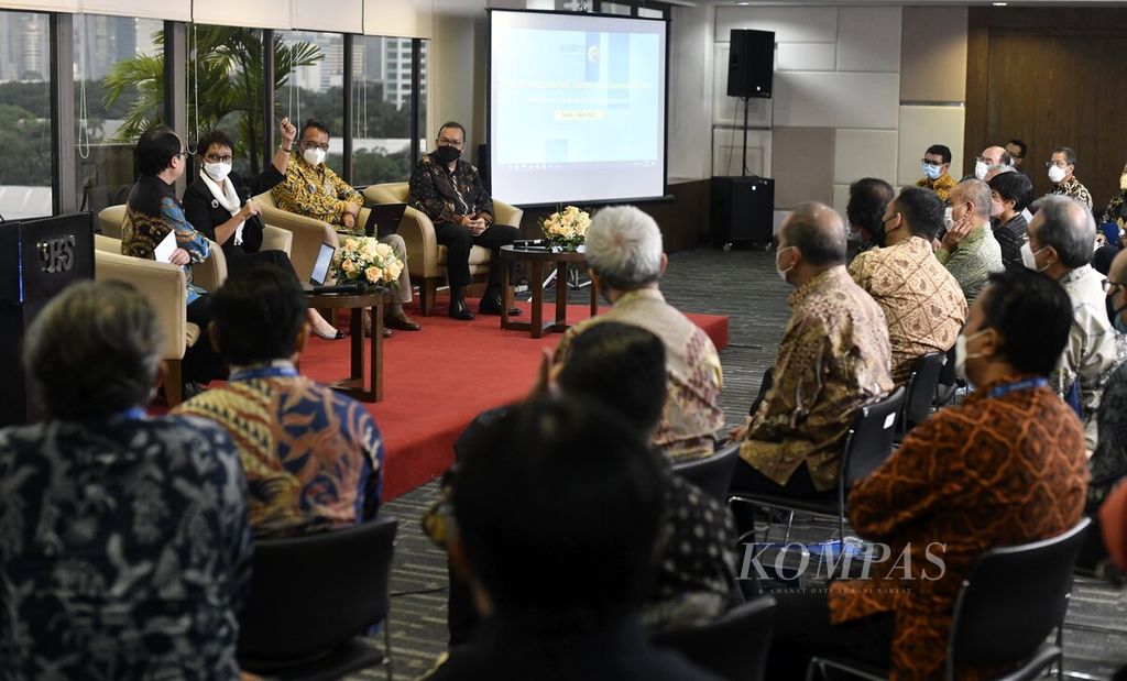 Menteri Luar Negeri Retno Marsudi (kedua dari kiri) menjawab pertanyaan dalam diskusi Kompas Collaboration Forum (KCF) yang mengusung tema "Dampak Perang Rusia terhadap Indonesia" di Jakarta, Kamis (7/4/2022). Diskusi yang diikuti para direktur dari sejumlah perusahaan tersebut dipandu Pemimpin Redaksi <i>Kompas</i> Sutta Dharmasaputra (kiri) serta menghadirkan dua narasumber lain, yaitu Direktur Strategi, Portofolio, dan Pengembangan Usaha PT Pertamina (Persero) Iman Rachman (kanan) dan peneliti senior Litbang <i>Kompas,</i> Bestian Nainggolan (dua dari kanan). 
