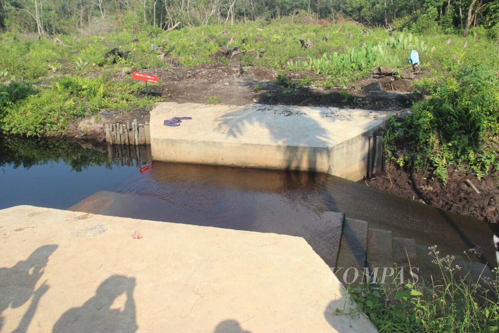 Sekat kanal di Desa Madu Sari, Kabupaten Kubu Raya, Kalimantan Barat, Rabu (20/3/2019). Sekat kanal itu bagian dari program restorasi gambut.