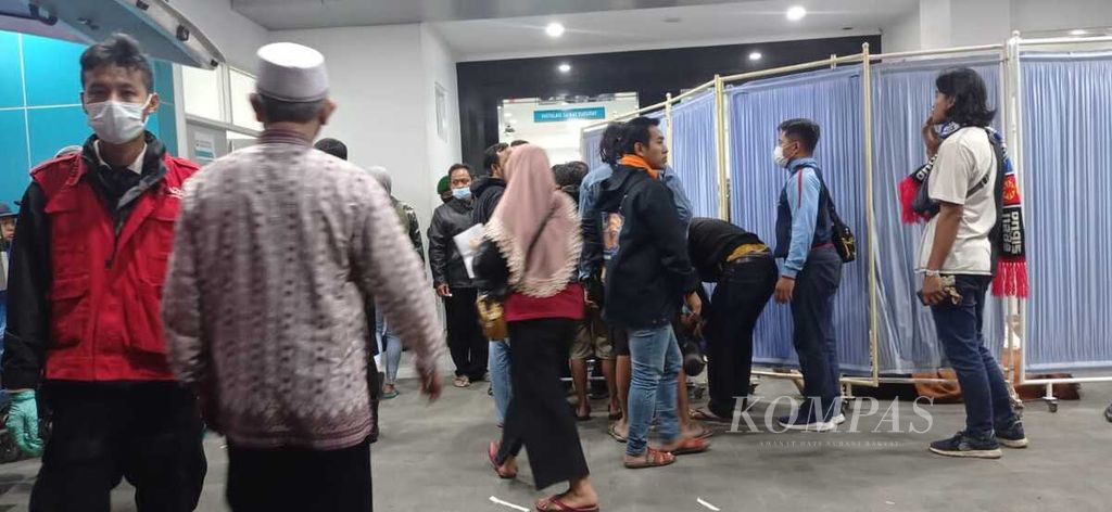 Suasana di Rumah Sakit Wafa Husada Kabupaten Malang, Jawa Timur, Minggu (2/10/2022). Sebanyak 129 orang meninggal dunia dalam kerusuhan yang terjadi usai pertandingan sepak bola Liga 1 antara Arema FC dan Persebaya Surabaya di Stadion Kanjuruhan, Malang, Sabtu malam. 