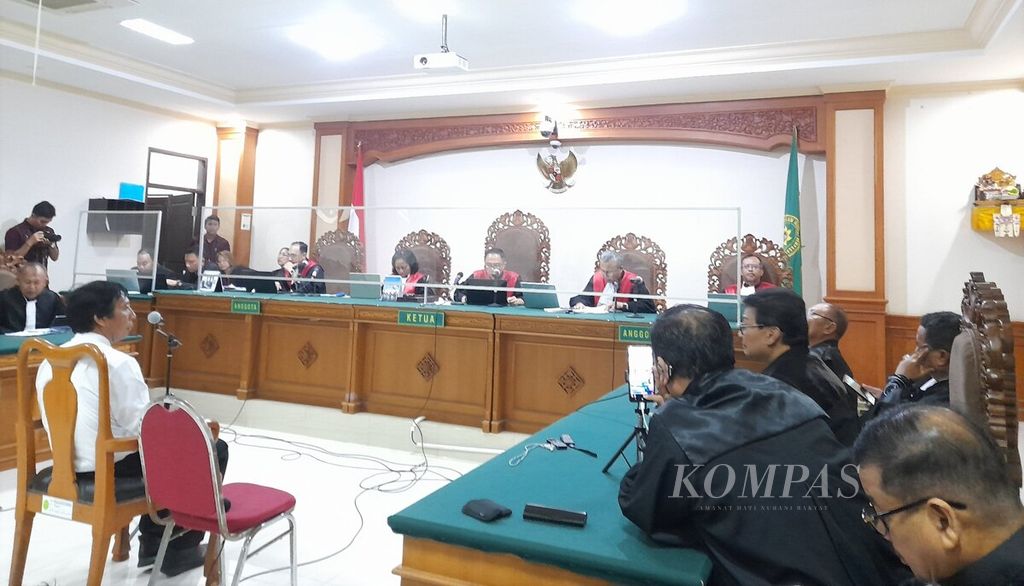 Mantan Rektor Universitas Udayana, I Nyoman Gde Antara (tengah), mengikuti sidang pembacaan putusan di Pengadilan Tindak Pidana Korupsi Denpasar, Kota Denpasar, Kamis (22/2/2024). 