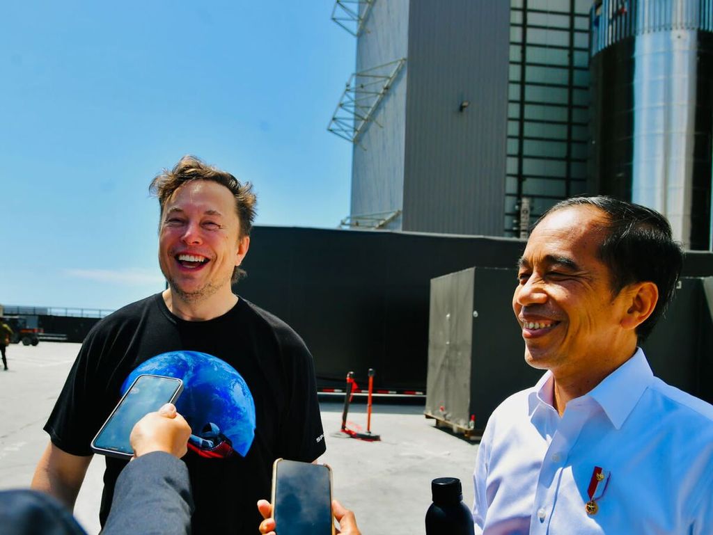 Presiden Joko Widodo meninjau lokasi fasilitas produksi roket Space X bersama Elon Musk di pabrik produksi Space X, Boca Chica, Amerika Serikat, Sabtu (14/5/2022) waktu setempat.