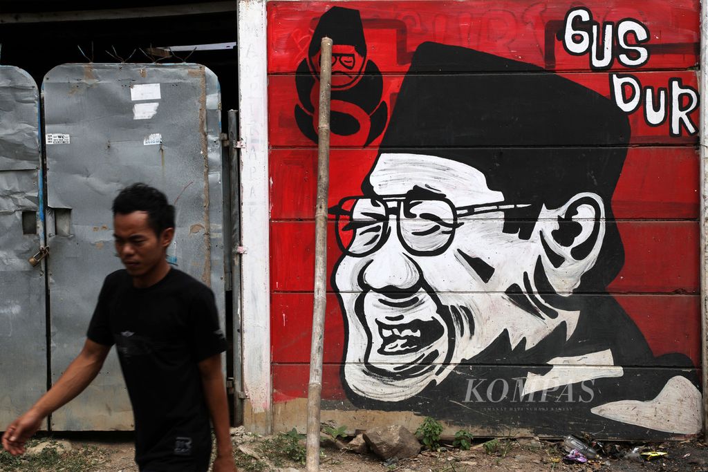 Mural Gus Dur atau KH Abdurrahman Wahid menghiasi tembok di Jalan Halim Perdana Kusuma, Kota Tangerang, Banten, Minggu (26/4/2020).