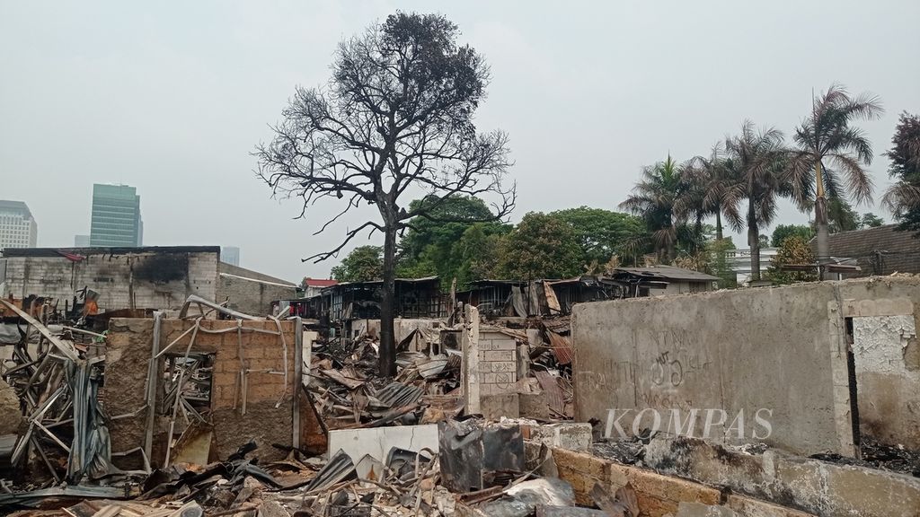 Kondisi tiga hari pasca-kebakaran di RT 008 RW 008 Jalan Simprug Golf II, Kelurahan Grogol Selatan, Kecamatan Kebayoran Lama, Jakarta Selatan, Rabu (24/8/2022).