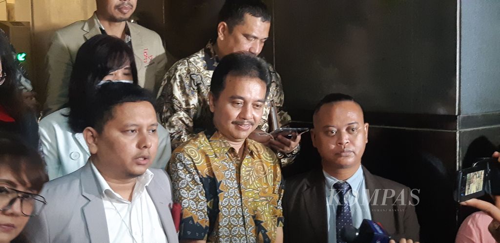 Roy Suryo seusai menjalani pemeriksaan di Gedung Direktorat Kriminal Umum Polda Metro Jaya, di Jakarta, Kamis (30/6/2022). Pada 20 Juni 2022, ia dilaporkan dengan dugaan penistaan agama karena menyebarkan meme stupa candi Borobudur dengan wajah Presiden Joko Widodo.