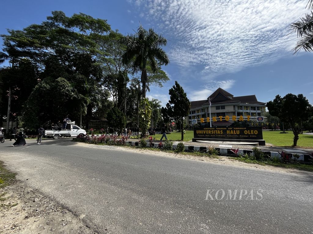 Massa dari Aliansi Anti Kekerasan Seksual menggelar aksi damai di Rektorat Universitas Halu Oleo (UHO), di Kendari, Sulawesi Tenggara, Jumat (29/7/2022). Mereka menuntut kampus menjatuhkan sanksi berat seorang oknum guru besar yang dilaporkan melakukan tindakan pelecehan ke mahasiswi. 