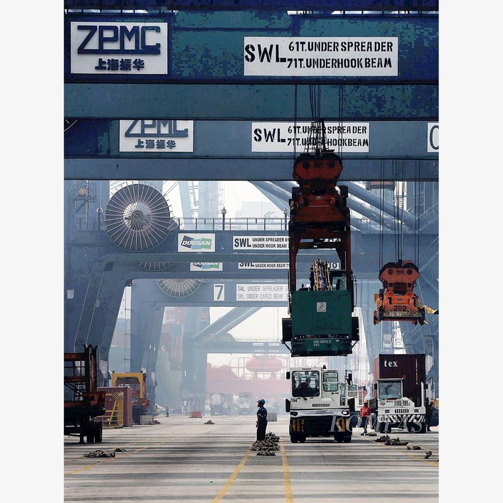 Aktivitas pembongkaran kontainer yang baru tiba di Jakarta International Container Terminal, Tanjung Priok, Jakarta, Selasa (18/7). Berdasarkan data yang dihimpun dari situs dwelling.indonesiaport.co.id, lamanya waktu bongkar muat barang (<i>dwelling time</i>) di terminal yang berada di bawah operasional Pelindo II pada Juli 2017 adalah selama 4,29 hari.