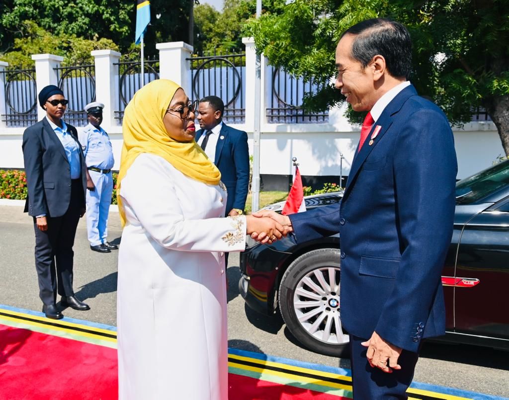 Presiden Republik Persatuan Tanzania Samia Suluhu Hassan menyambut langsung Presiden Joko Widodo di halaman State House, Selasa (22/8/2023). Dalam kunjungan kenegaraan ini, Presiden Jokowi membangun solidaritas negara-negara selatan global.