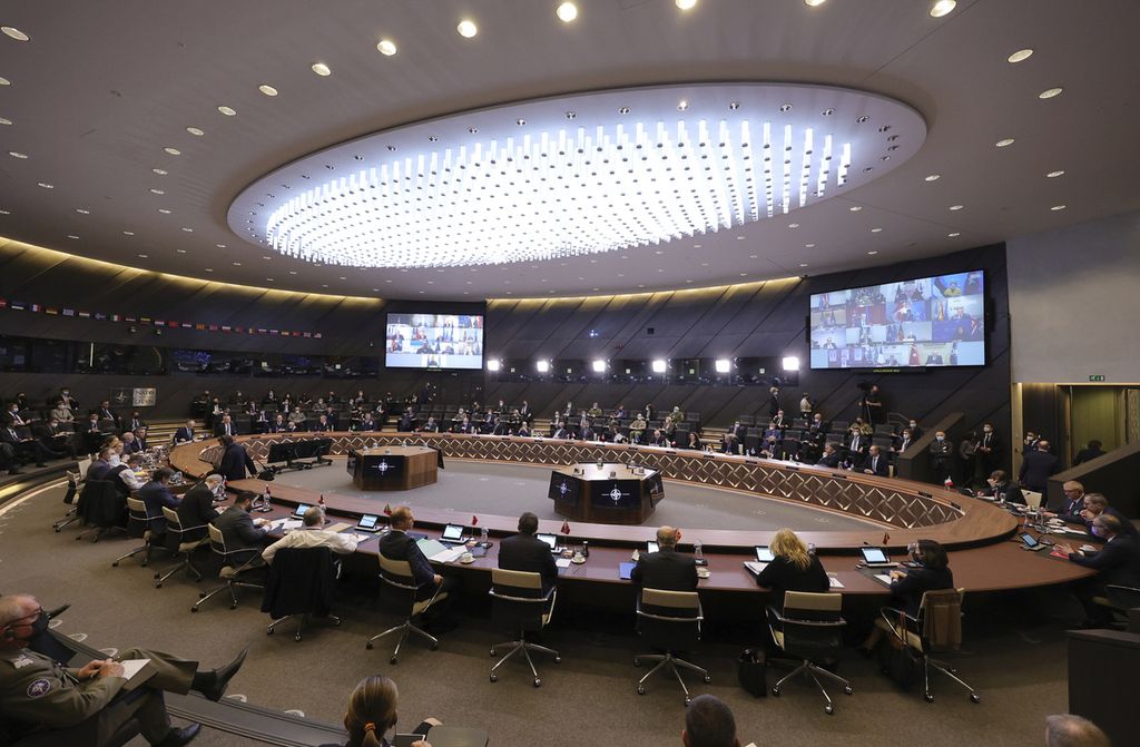 Pertemuan para pemimpin negara-negara anggota NATO, yang digelar secara hibrid, di markas NATO, Brussels, Belgia, 25 Februari 2022. 