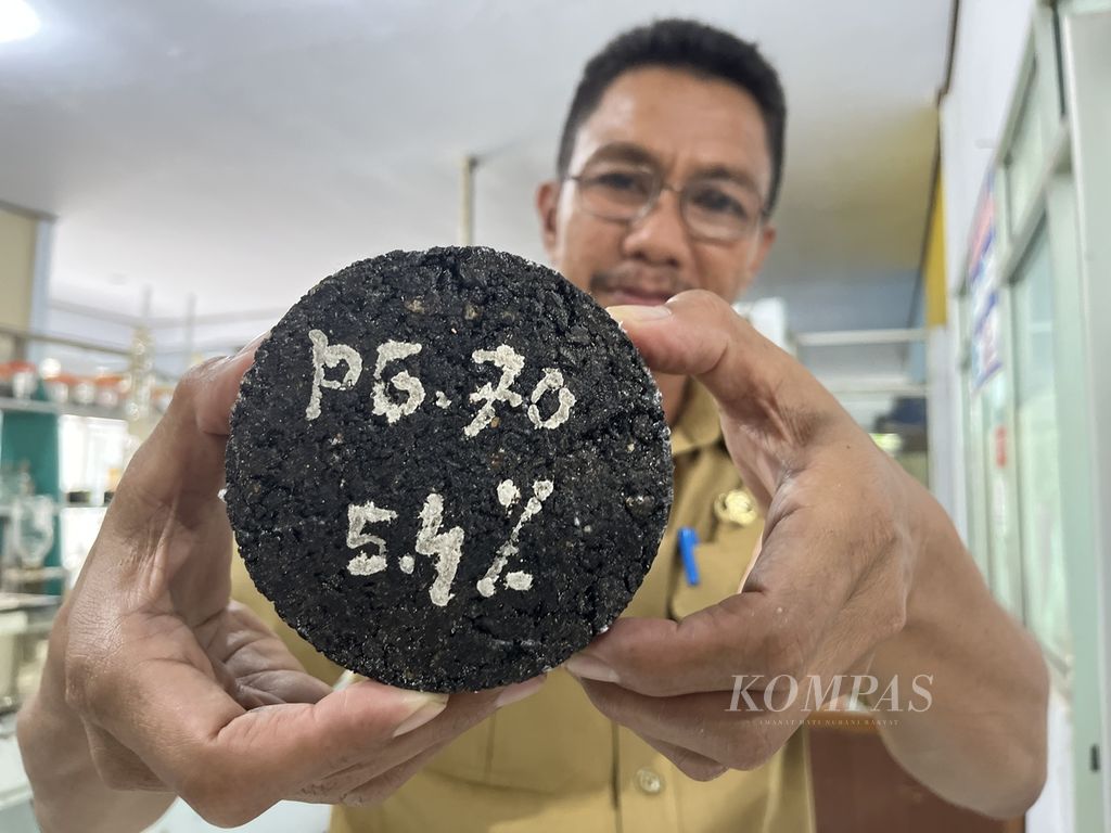 The results of the Buton PG 70 Asphalt testing with satisfactory results, and exceeding oil asphalt, as seen in the UPTD Construction Laboratory of the Southeast Sulawesi Natural Resources and Highways Service, in Kendari,  on Tuesday (25/10/2022).