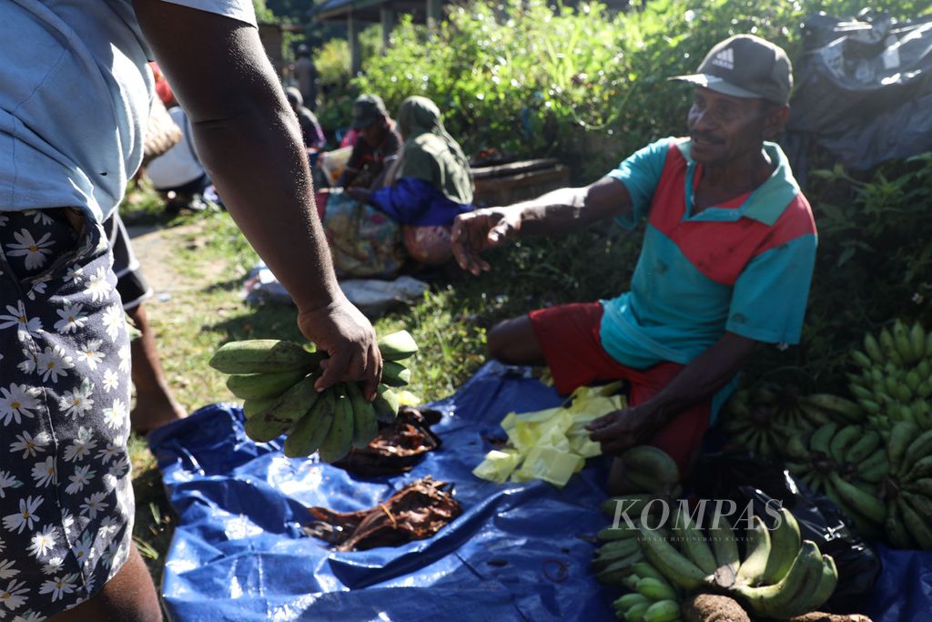 Warga Mambubuni dan sekitarnya dari pegunungan dan dari pesisir melakukan jual beli dengan cara barter, tukar-menukar barang, di Pasar Mambunibuni di Distrik Kokas, Kabupaten Fakfak, Papua Barat, Sabtu (19/6/2021). 