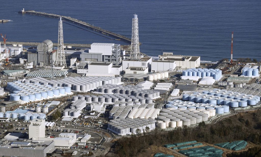 Foto ini menunjukkan bagian dari Pembangkit Listrik Tenaga Nuklir Fukushima Daiichi yang hancur akibat tsunami di Okuma, timur laut Jepang, pada 19 Januari 2023. Perdana Menteri Jepang Fumio Kishida melakukan kunjungan singkat ke pembangkit listrik ini pada Minggu, 20 Agustus, untuk menyoroti keamanan pelepasan air limbah radioaktif yang telah diolah ke Samudra Pasifik. (Kyodo News via AP)