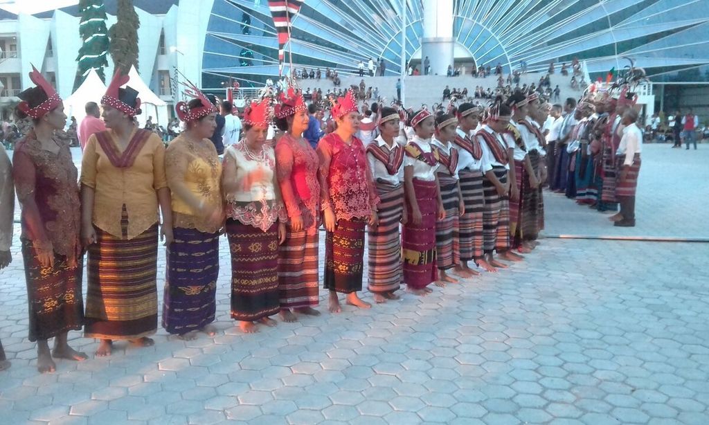 Perwakilan Peserta Festival Seni Budaya NTT pada pembukaan pentas seni budaya di Kupang. Pembukaan ini dimeriahkan dengan tarian Padoa dari Sabu Raijua.