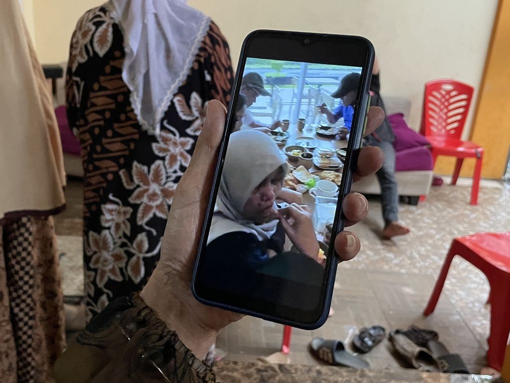 Cuplikan video yang menunjukkan Yusi Purawati (48) tengah makan bersama keluarga besarnya pada Desember 2022. Yusi Purawati menjadi korban kasus jasad dicor semen di Bekasi.