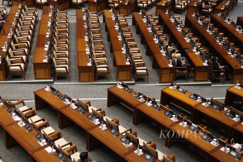 Anggota DPR mengikuti rapat paripurna di Kompleks Parlemen, Senayan, Jakarta, Senin (20/5/2024). 