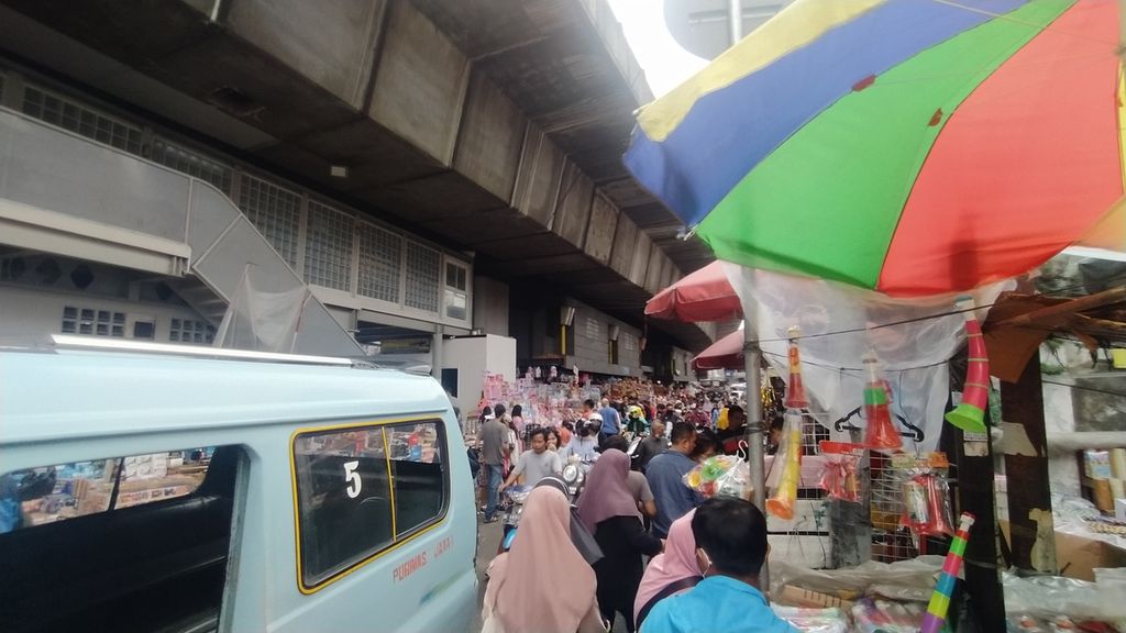 Sejumlah pedagang musiman akhir tahun memadati Pasar Pagi Asemka, Jakarta Barat, Selasa (27/12/2022).