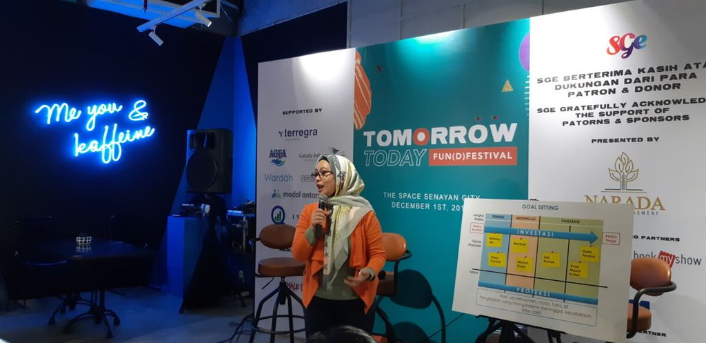 Financial Trainer & Founder QM Financial Ligwina Hananto menjelaskan pentingnya berinvestasi saat berusia muda, di Mal Senayan City, Jakarta Pusat, Kamis (29/11/2018).