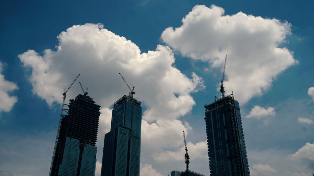 Pembangunan gedung bertingkat di kawasan Kebon Melati, Tanah Abang, Jakarta Pusat, Kamis (18/11/2021). 