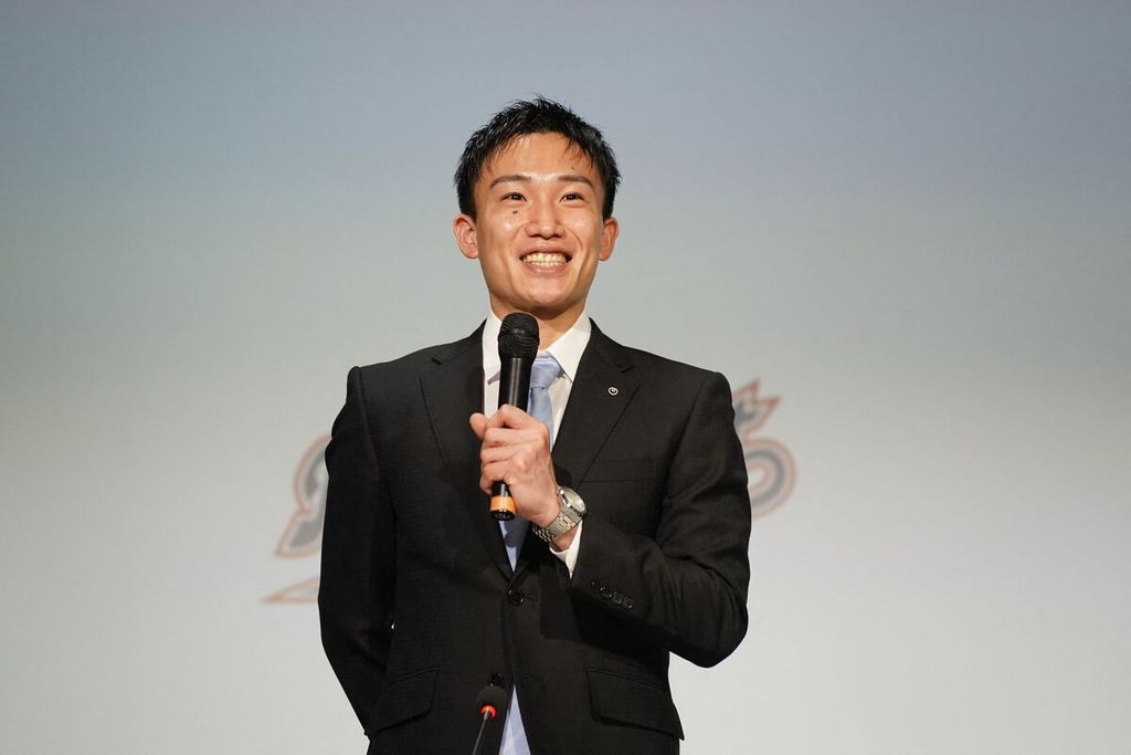 Pebulu tangkis Jepang, Kento Momota (29), melempar senyum saat menghadiri konferensi pers di Tokyo, Kamis (18/4/2024). Momota mengumumkan pensiun sebagai atlet bulu tangkis.