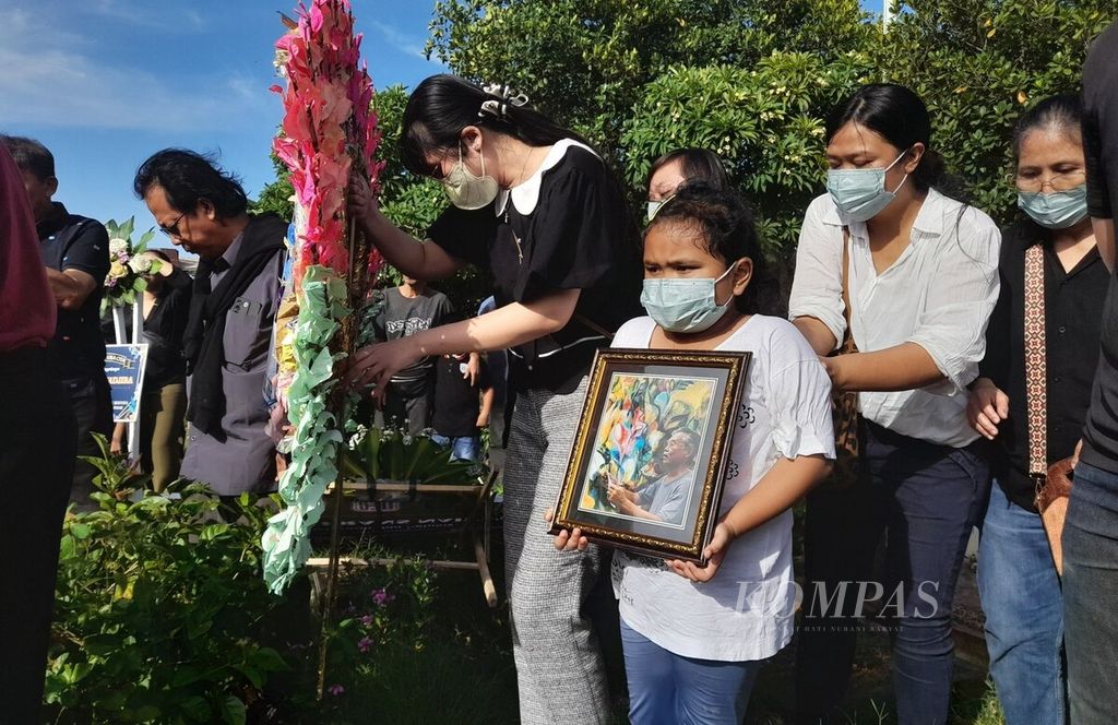 Keluarga dan pelayat melepas Frans Nadjira di tempat peristirahatan terakhir di Setra (Pemakaman) Bugis Forum Silaturahmi Warga Bugis Bali di Denpasar Selatan, Kota Denpasar, Jumat (12/1/2024).