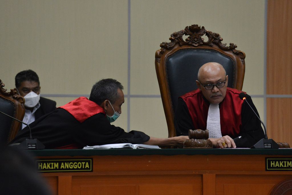 Ketua majelis Cokorda Gede Athana (kanan) bersama hakim anggota Muhammad Djohan Arifin (kiri) di tengah persidangan di Pengadilan Negeri Jakarta Timur, Senin (3/4/2023). 