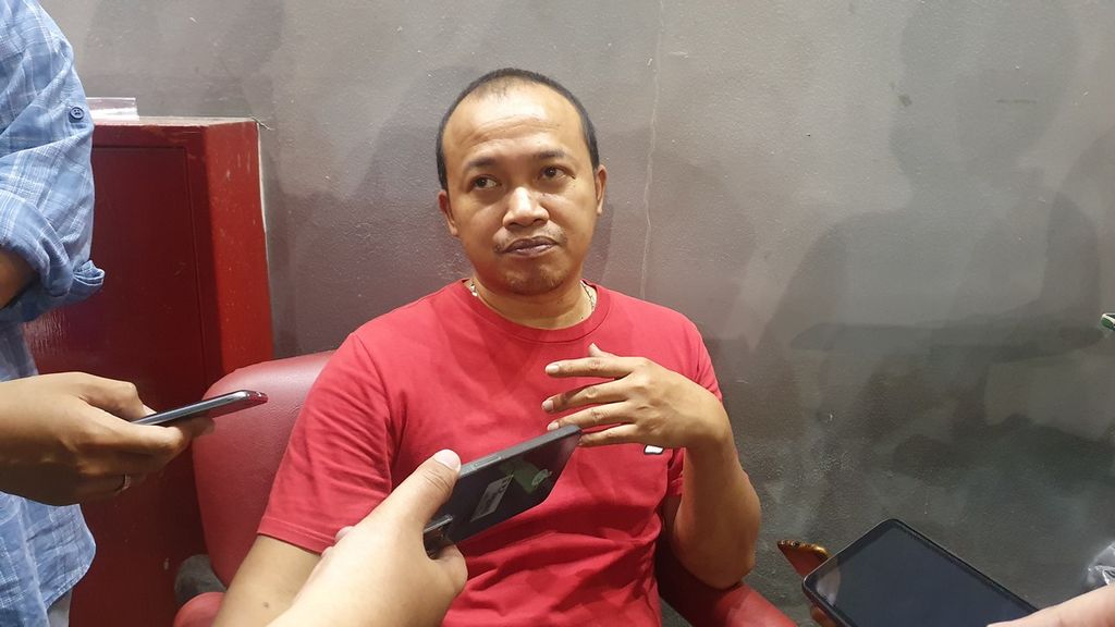 Pelatih ganda campuran Indonesia, Amon Sunaryo, saat diwawancara wartawan seusai latihan di pemusatan latihan nasional Persatuan Bulu Tangkis Seluruh Indonesia (Pelatnas PBSI), Cipayung, Jakarta, Rabu (8/2/2023).