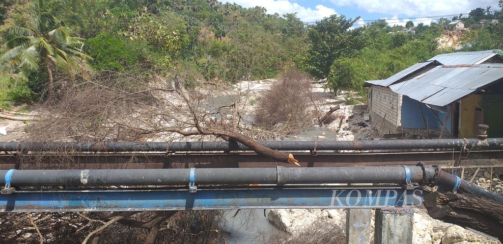 Pipa milik PDAM Kota Kupang melintasi Sungai Liliba, Kupang, NTT, Senin (4/9/2023). Pipa ini mengalirkan air menuju Kantor Gubernur dan Kantor Pemprov NTT. Sumber air berasal dari Sungai Baumata dan Bendungan Tilong.