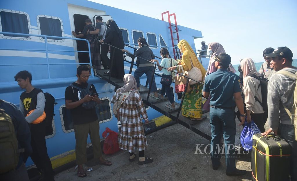 Calon penumpang menaiki Kapal Cepat Express Bahari di Pelabuhan Bawean, Pulau Bawean, Kabupaten Gresik, Rabu (27/3/3034). 