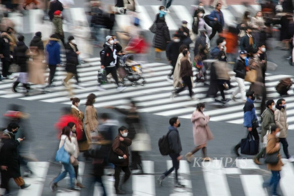 Warga melintas di Shibuya Crossing yang merupakan pusat belanja dan hiburan di Tokyo, Jepang, 17 Januari 2021. 