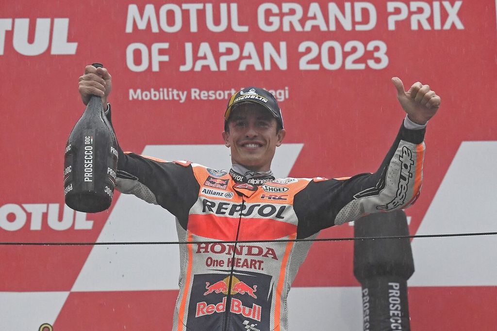 Pebalap Repsol Honda, Marc Marquez, merayakan kemenangan di podium ketiga balapan MotoGP seri Jepang di Sirkuit Motegi, Jepang, Minggu (1/10/2023). 