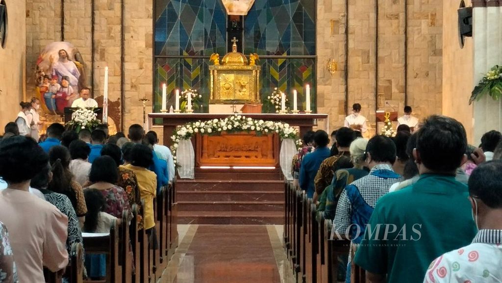 Suasana misa perayaan Paskah di Gereja St Mikael, Kecamatan Mertoyudan, Kabupaten Magelang, Jawa Tengah, Sabtu (8/4/2023).