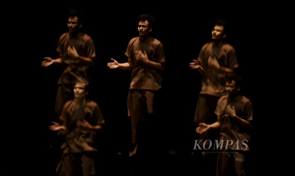Penari M Safrizal membawakan karyanya yang berjudul "Body Tarekat" sebagai salah satu partisipan program Kampana dalam Indonesian Dance Festival 2022 di Teater Besar, Taman Ismail Marzuki, Jakarta, Senin (24/10/2022). 