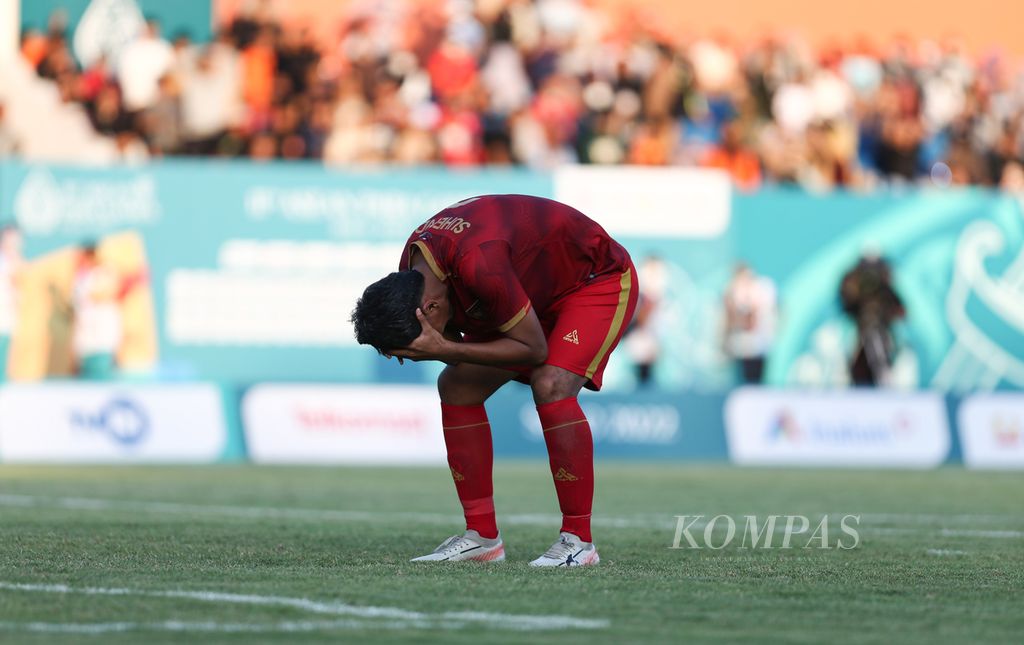 Ekspresi kekecewaan Yusuf Suhendar, pemain Indonesia, setelah gagal mencetak gol dalam adu penalti melawan Thailand pada laga final sepak bola <i>cerebral palsy</i> ASEAN Para Games 2022 di Stadion Universitas Sebelas Maret di Surakarta, Jumat (5/8/2022). 
