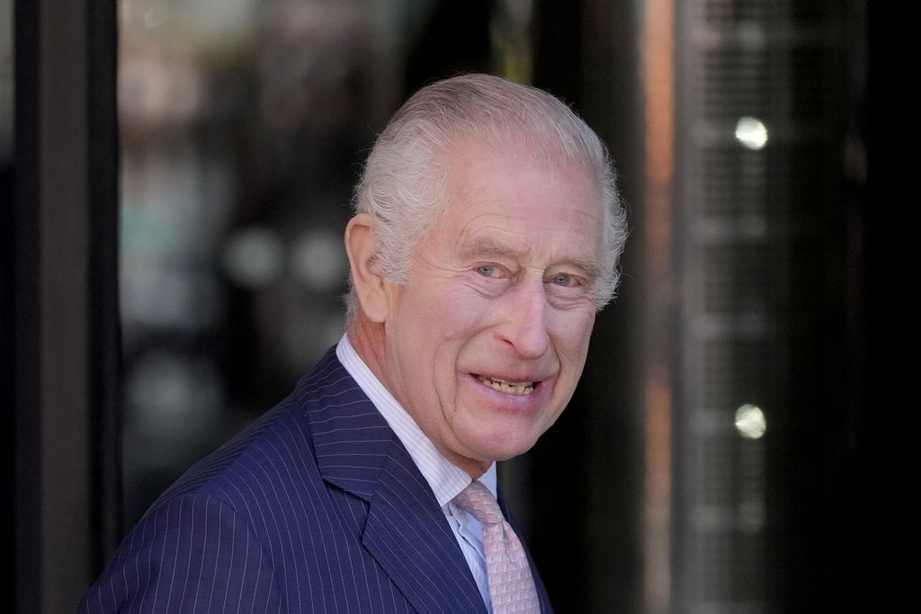 Raja Inggris Charles III tersenyum saat tiba untuk berkunjung ke Pusat Perawatan Kanker University College Hospital Macmillan di London, Inggris, Selasa (30/4/2024). 