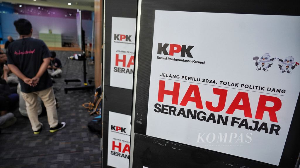 Sejumlah poster berisi ajakan melawan praktik politik uang saat Pemilu 2024 tertempel di sejumlah sudut Gedung Anti Corruption Learning Center (ACLC) Komisi Pemberantasan Korupsi, Jakarta, Kamis (21/9/2023). 