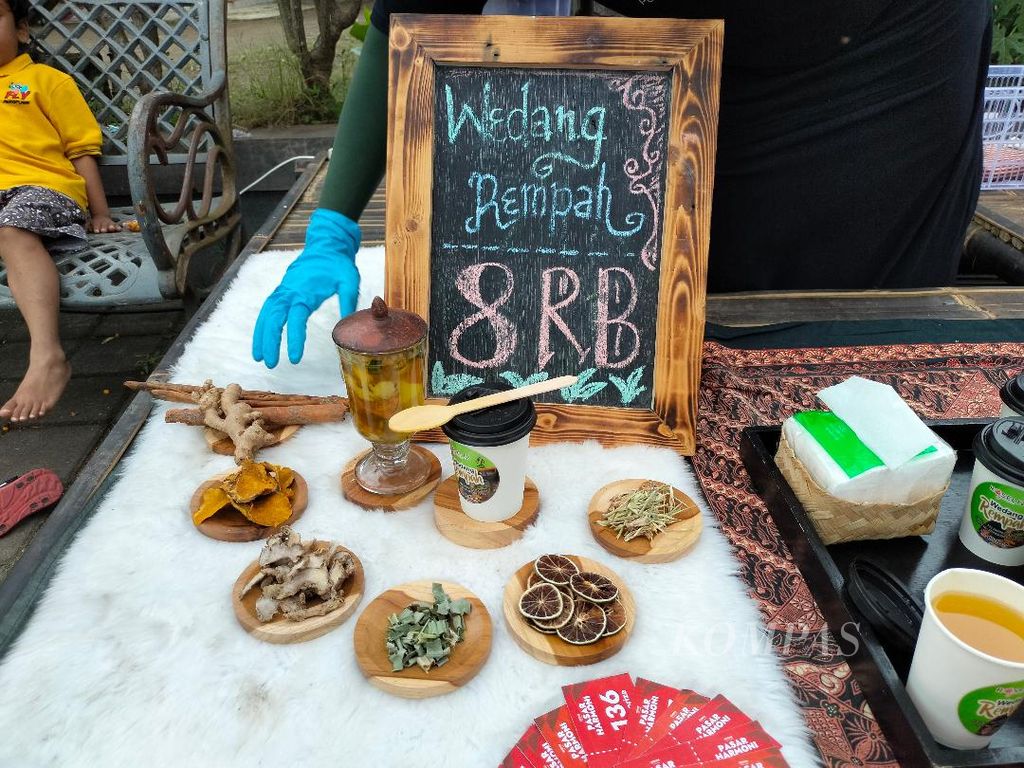 Wedang rempah menjadi salah produk kuliner yang ditampilkan dalam Festival Padar Harmoni, yang digelar di Candi Pawon, Kabupaten Magelang, Jawa Tengah, Sabtu (5/11/2022).