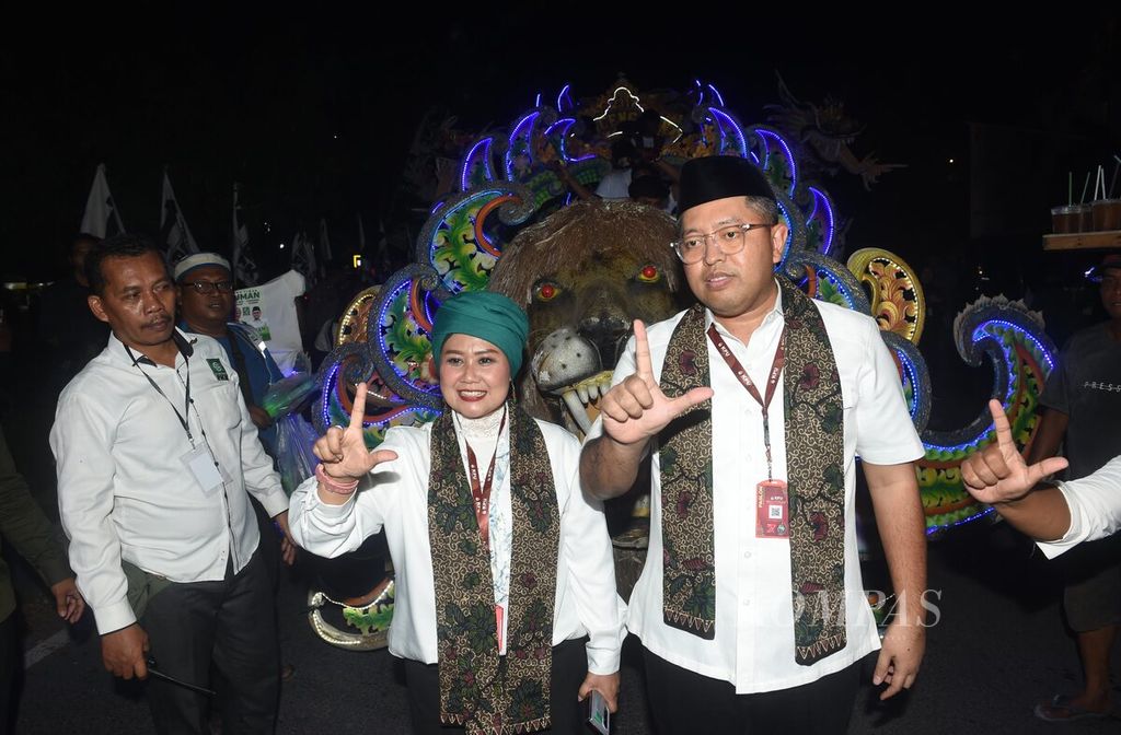 Pasangan bakal calon gubernur dan wakil gubernur Jawa Timur, Luluk Nur Hamidah dan Lukmanul Khakim, mendaftarkan diri ke kantor KPU Jatim di Surabaya, Kamis (29/8/2024).