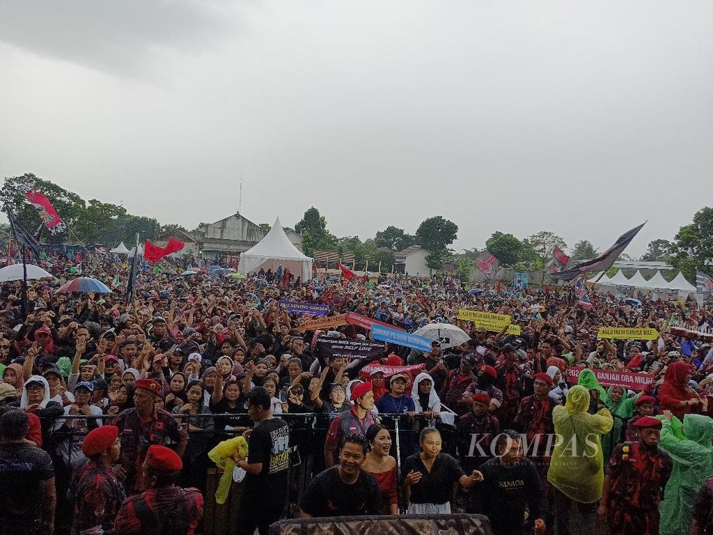 Ribuan pendukung Ganjar -Mahfud membawa papan, pita dengan tulisan pernyataan dukungan untuk calon presiden nomor urut 3, Ganjar Pranowo, di Lapangan Bola Tamanagung, Kecamatan Muntilan, Kabupaten Magelang, Rabu (7/2/2024).