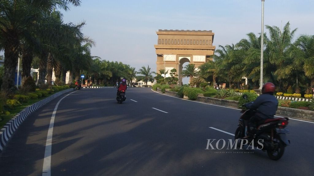 Pengendara sepeda motor tengah melintas di Simpang Lima Gumul yang memiliki arsitektur mirip Arc de Triomphe Perancis, di Desa Tugurejo, Kecamatan Ngasem, Kabupaten Kediri, Jawa Timur, beberapa waktu lalu.