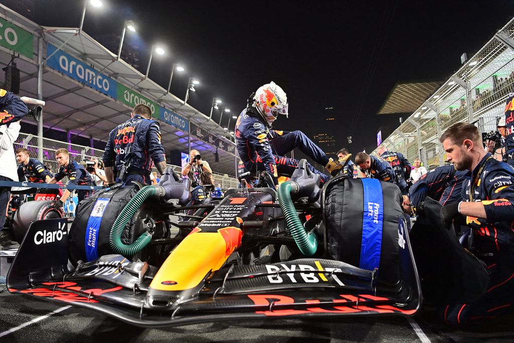 Pebalap Red Bull, Max Verstappen, melangkah keluar dari mobilnya jelang start saat Grand Prix (GP) Formula 1 seri kedua di Sirkuit Corniche, Jeddah, Arab Saudi, Senin (28/3/2022) dini hari WIB. Balapan yang dihelat di sirkuit jalan raya yang diklaim terpanjang di dunia (6, 174 km) itu dilakukan sebanyak 50 <i>lap</i> (308,450 km). Ajang balap mobil F1 di Sirkuit Corniche, Jeddah, menjadi salah satu <i>event </i>wisata non-religi yang dipromosikan Arab Saudi.